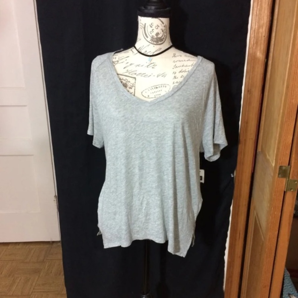 Gap Women’s M basic V neck t shirt NWT